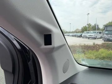 Car image 32