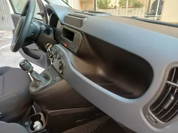 Car image 19