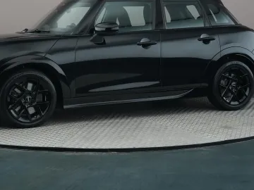Car image 19