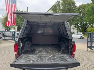 Car image 32