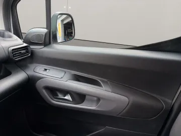 Car image 32