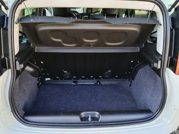 Car image 19