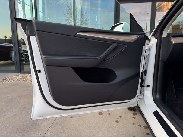 Tesla Model Y Long Range AWD 378 kW image number 23