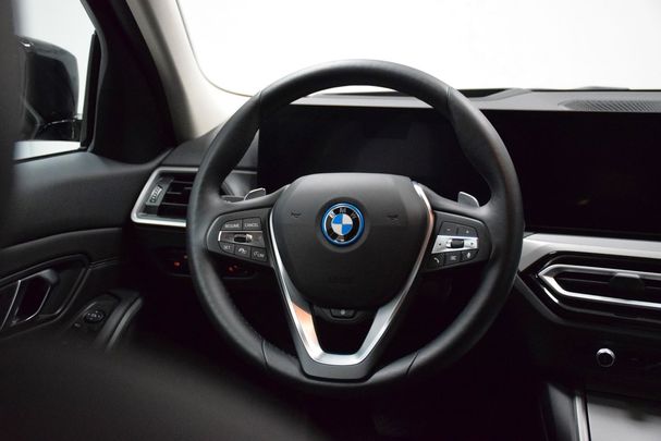 BMW 330e xDrive 216 kW image number 6