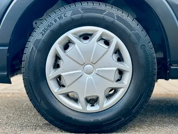 Car image 27