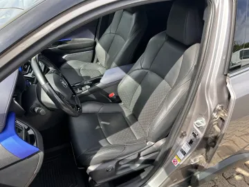 Car image 30