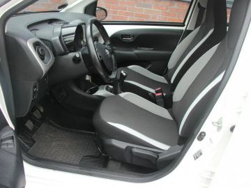 Car image 10