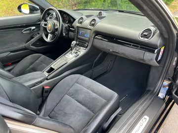 Car image 18