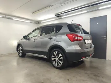 Car image 4