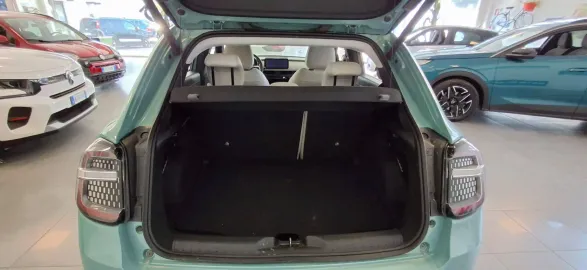 Car image 26