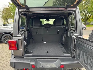 Car image 28