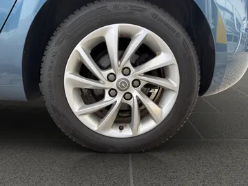 Car image 25