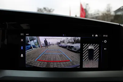 Car image 25