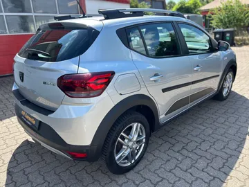 Car image 4