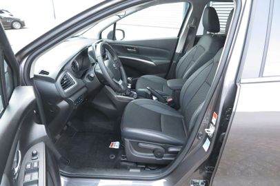 Car image 12