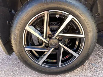 Car image 30