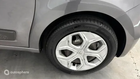 Car image 20