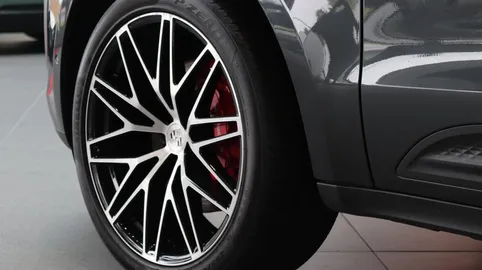 Car image 10