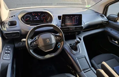 Car image 16
