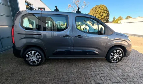 Car image 5