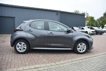 Car image 4