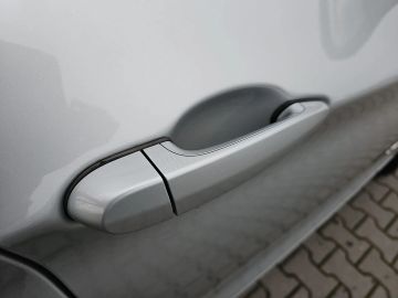 Car image 32