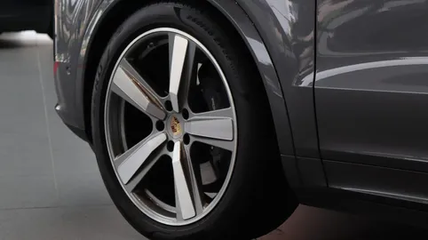 Car image 10