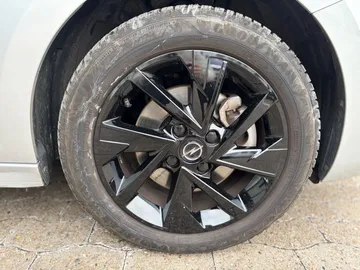 Car image 26