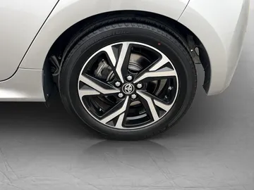 Car image 32