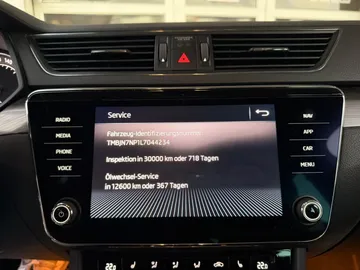 Car image 32