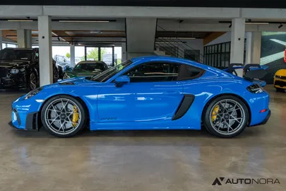 Car image 4