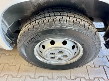 Car image 29