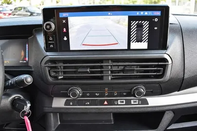 Car image 28