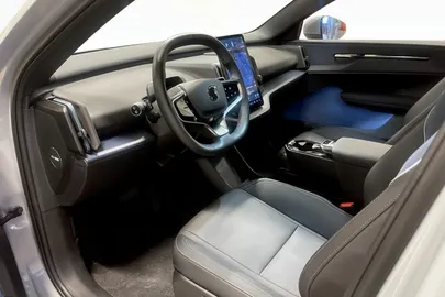 Car image 4