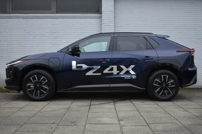 Car image 4