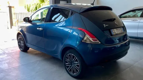 Car image 5
