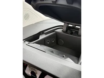 Car image 32