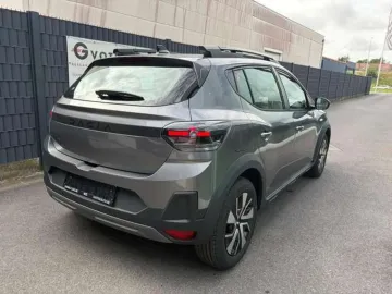 Car image 4