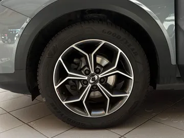 Car image 25