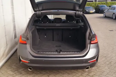 Car image 32