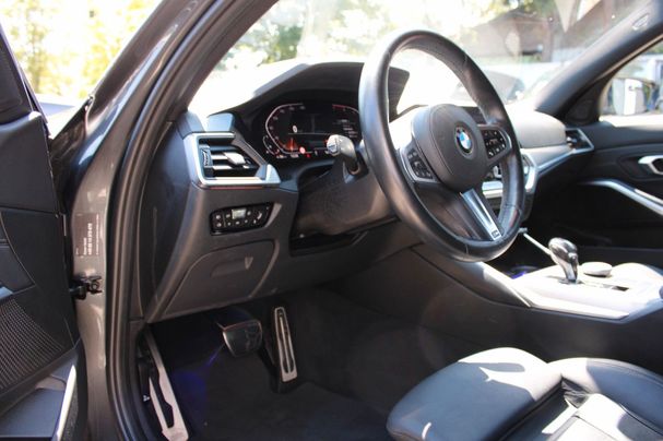 BMW 320i 135 kW image number 16