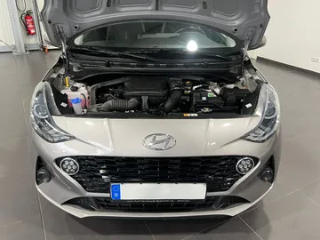 Car image 18