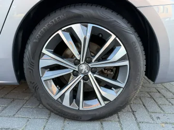 Car image 32