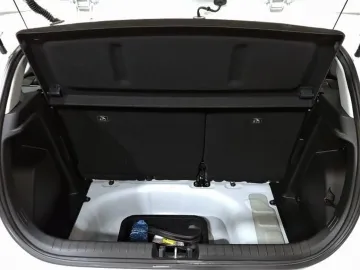 Car image 30