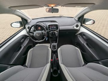 Car image 11