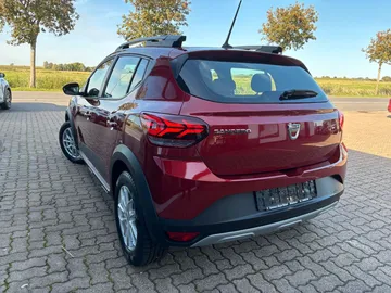 Car image 4