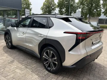 Car image 4