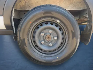 Car image 17
