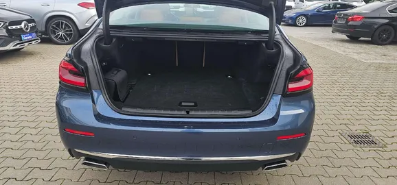 Car image 16