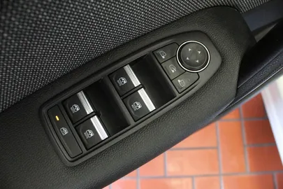 Car image 40
